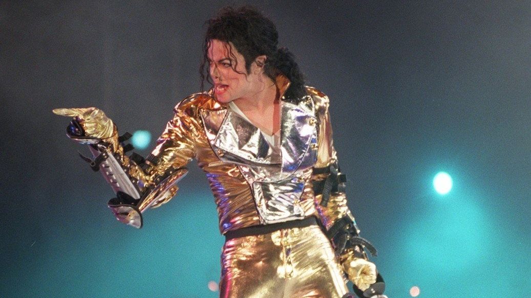 Údajné oběti Michaela Jacksona mohou žalovat zpěvákovy firmy, rozhodl soud